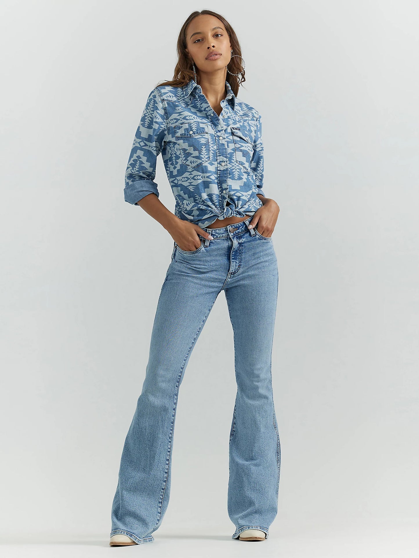 WOMEN'S GEOMETRIC COWBOY SNAP SHIRT IN LIGHT WASH