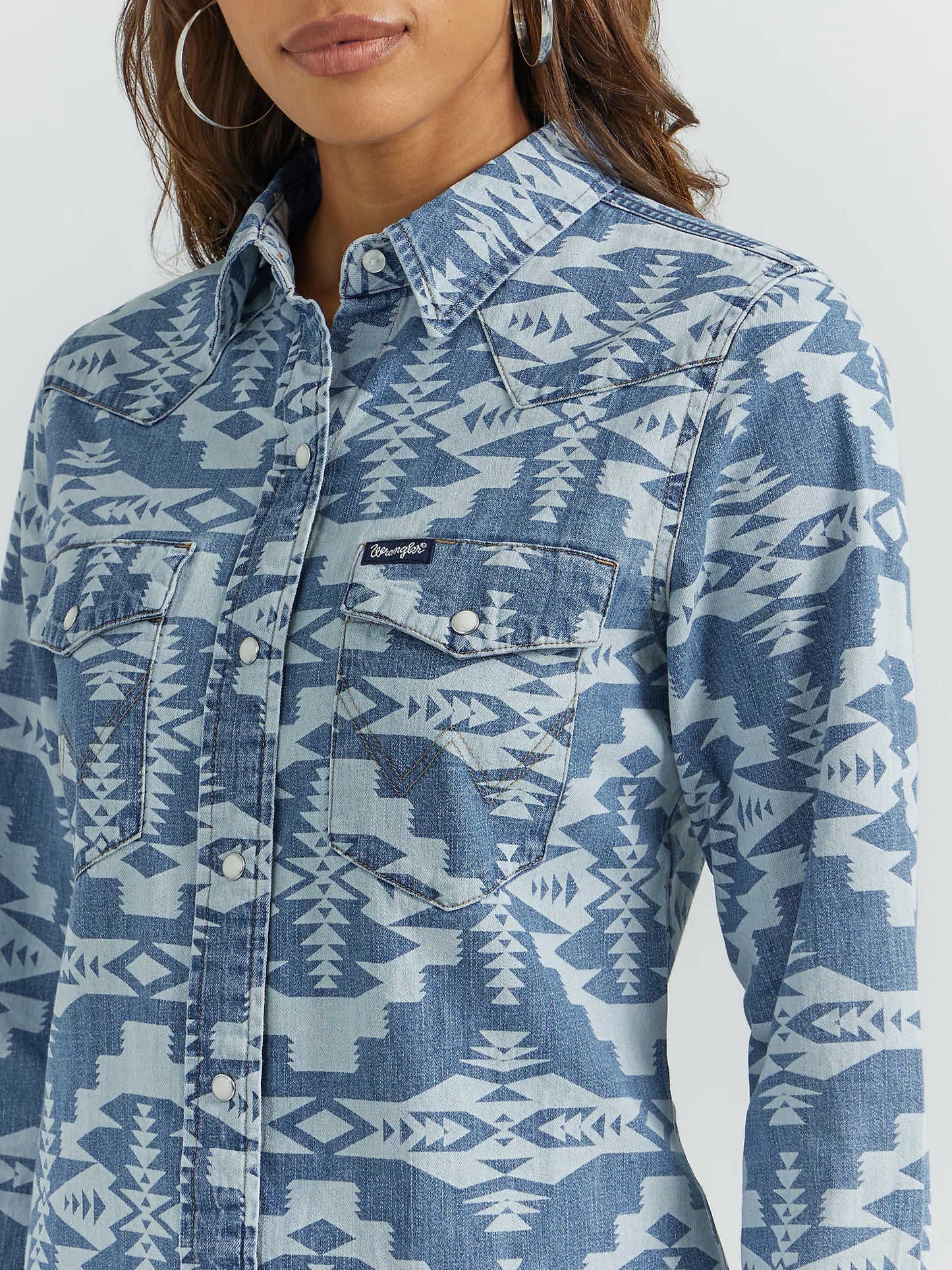 WOMEN'S GEOMETRIC COWBOY SNAP SHIRT IN LIGHT WASH