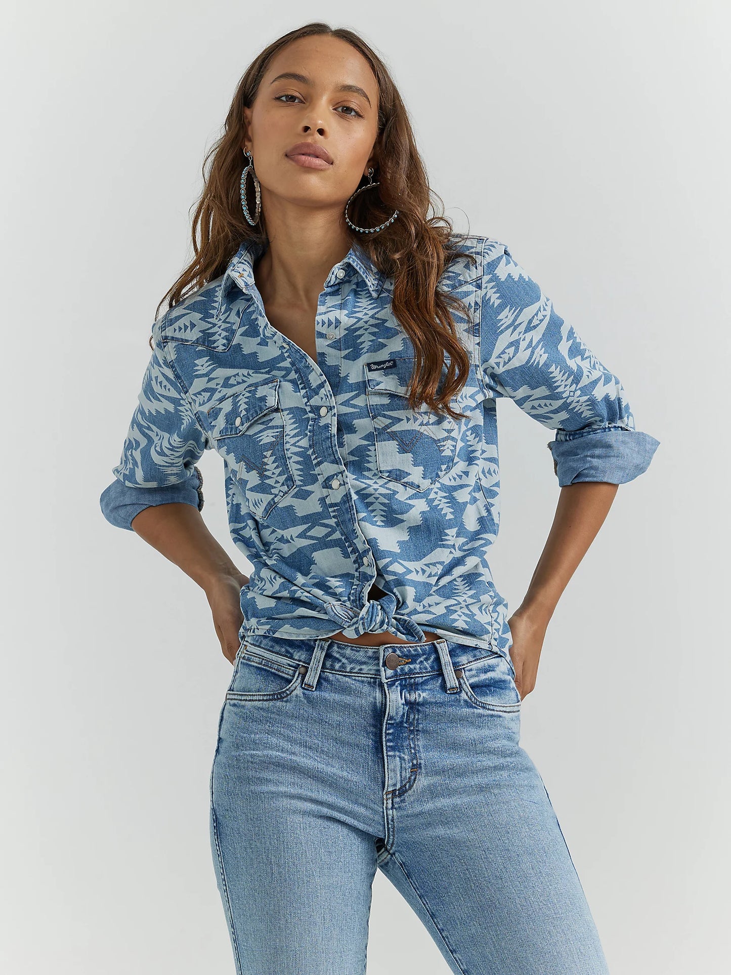 WOMEN'S GEOMETRIC COWBOY SNAP SHIRT IN LIGHT WASH